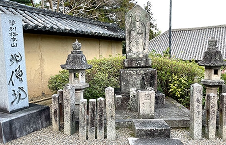 漆調仕上げの納骨壇